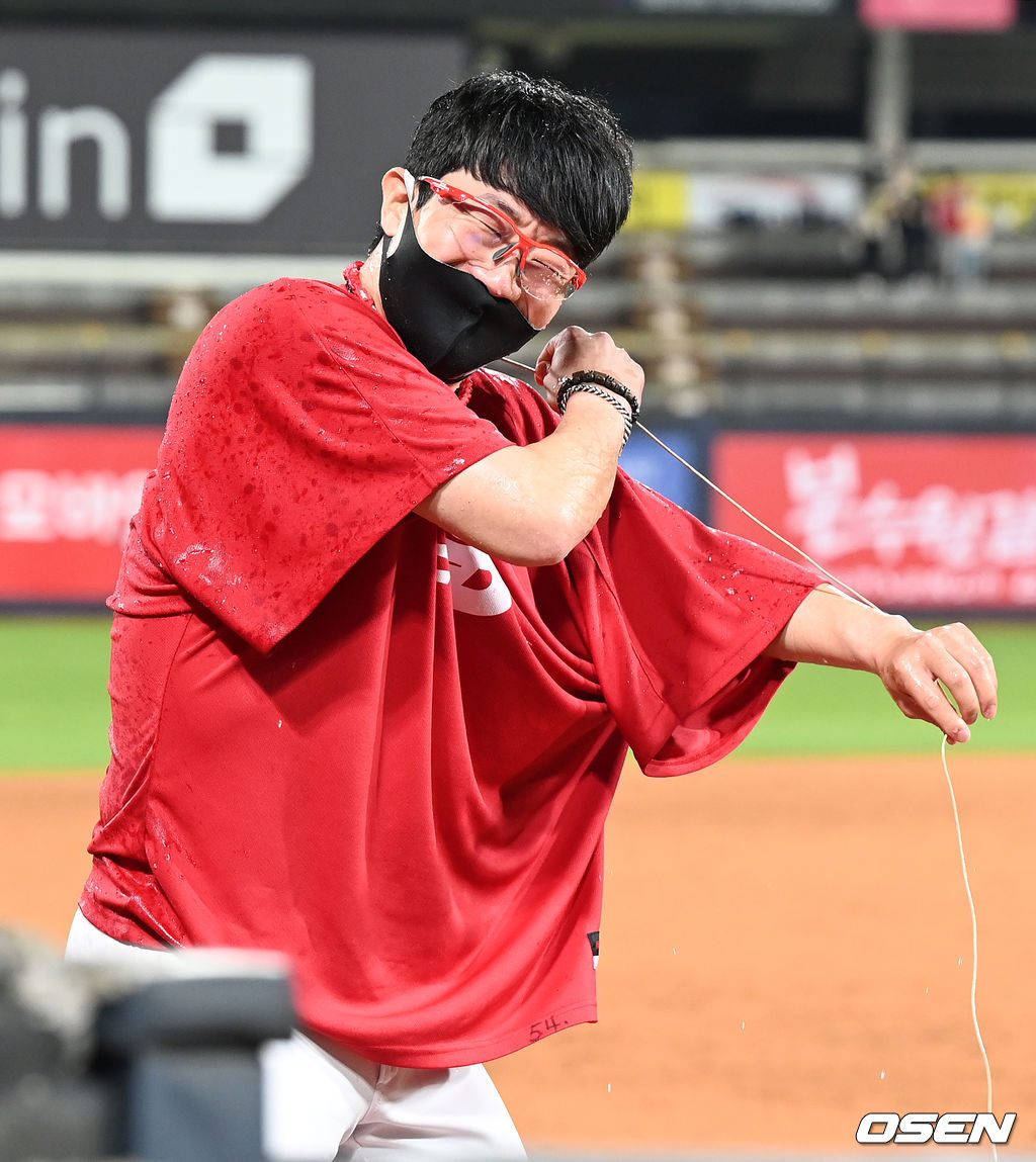 첫승을 한 KIA 양현종이 인터뷰를 마친 후 음료 세례를 받은 후 당황하고 있다. 2022.04.26 /rumi@osen.co.kr