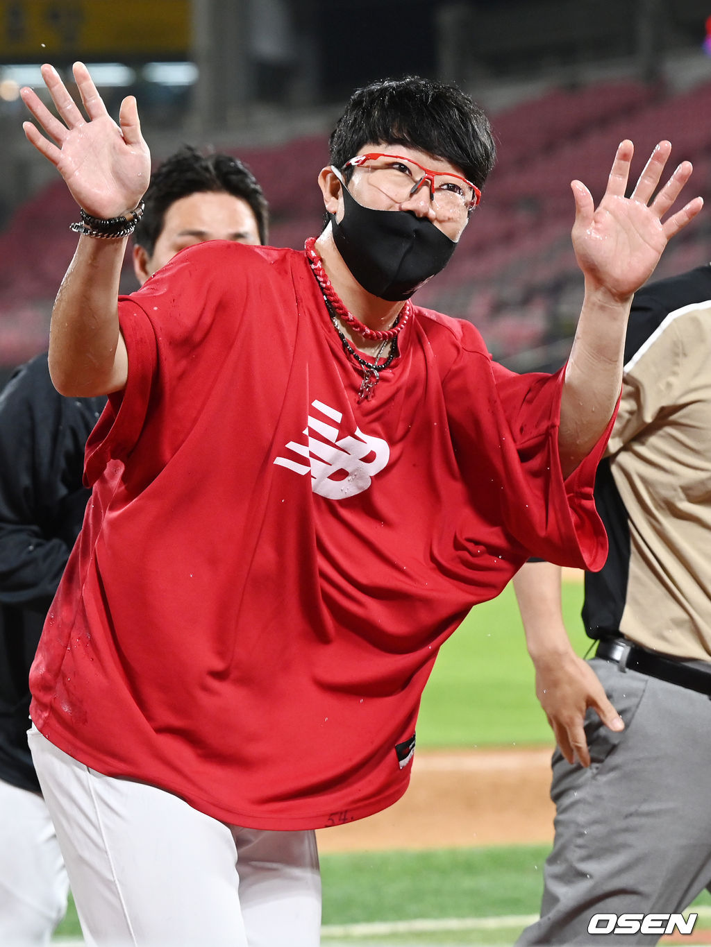 첫승을 한 KIA 양현종이 인터뷰를 마친 후 축하 물세례를 받고 팬들에게 인사를 하고 있다. 2022.04.26 /rumi@osen.co.kr