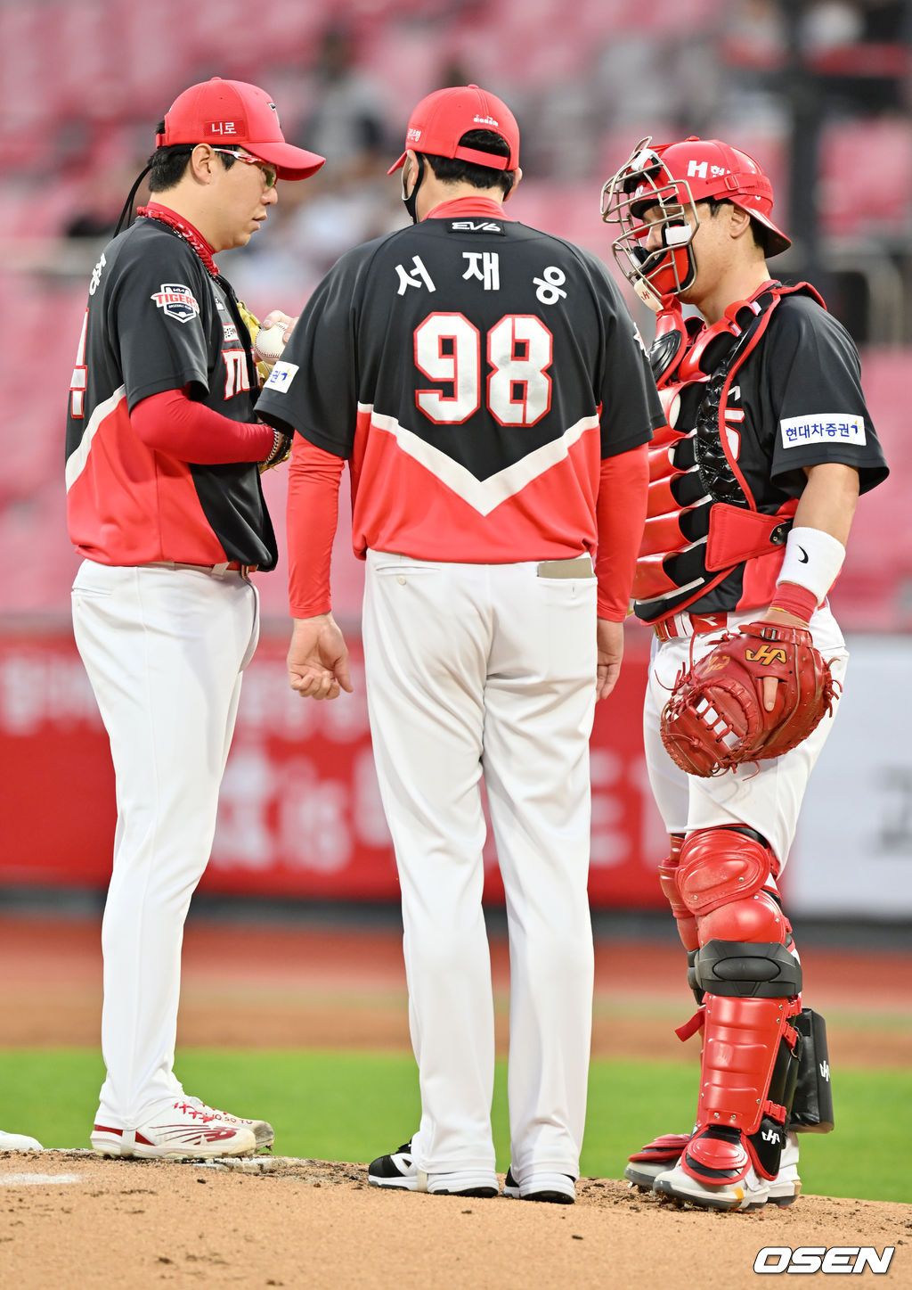 1회말 2사 주자 1루 KT 김준태 타석에서 서재응 코치가 마운드에 올라 양현종과 박동원에게 말을 하고 있다. 2022.04.26 /rumi@osen.co.kr