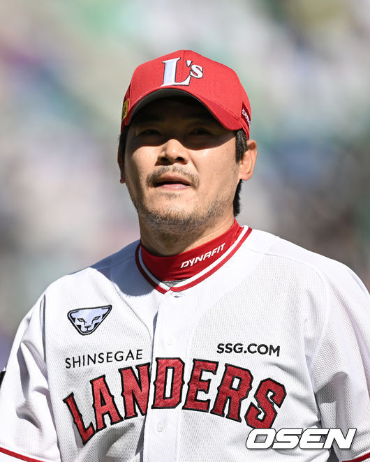 16일 인천 인천 SSG랜더스필드에서 2022 신한은행 SOL KBO리그 SSG 랜더스와 삼성 라이온즈의 경기가 열렸다.5회초 2사 1,3루에서 SSG 노경은이 삼성 피렐라를 땅볼로 처리하고 더그아웃으로 가고 있다. 2022.04.16 /sunday@osen.co.kr