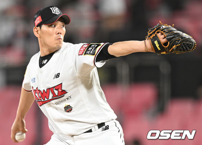 9회초 KT 투수 김재윤이 힘차게 공을 뿌리고 있다. 2022.04.27 / dreamer@osen.co.kr
