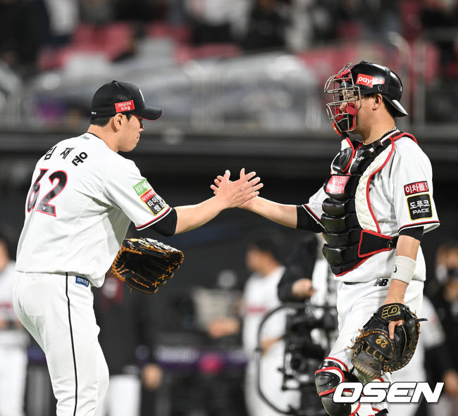 KT가 KIA에 전날 패배를 되갚았다.KT 위즈는 27일 수원KT위즈파크에서 열린 2022 신한은행 SOL KBO리그 KIA 타이거즈와의 시즌 2차전에서 3-1로 승리했다.KT는 전날 패배 설욕과 함께 최근 2연패에서 탈출하며 시즌 9승 12패를 기록했다. 반면 3연승이 좌절된 KIA는 10승 11패가 됐다.경기를 마치고 세이브를 거둔 KT 투수 김재윤과 포수 장성우가 인사를 나누고 있다. 2022.04.27 / dreamer@osen.co.kr
