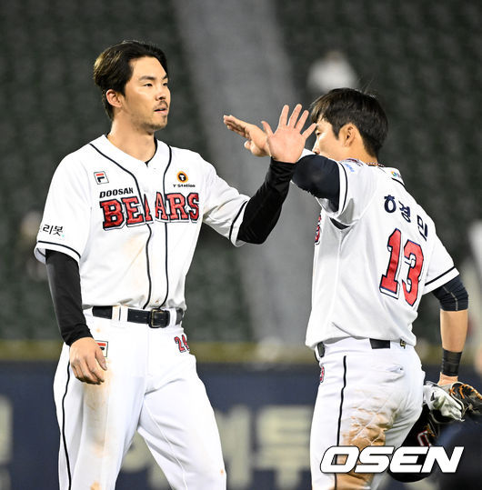 8회말 공격을 마치고 두산 오재원과 허경민이 하이파이브를 하고 있다. 2022.04.27 /jpnews@osen.co.kr