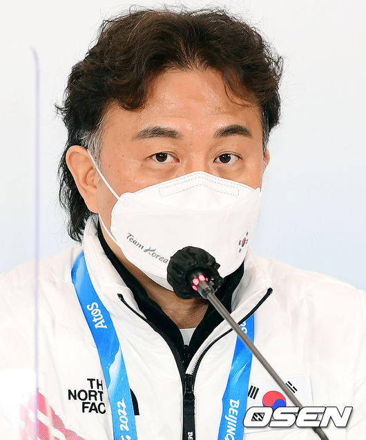 2022 베이징동계올림픽 쇼트트랙 편파판정에 대한 선수단장 긴급 기자회견이 8일 오전 중국 베이징 메인미디어센터에서 열렸다.최용구 ISU 심판위원이 발언을 하고 있다. 2022.02.08 /jpnews@osen.co.kr