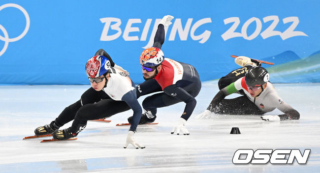 7일 중국 베이징 캐피털 인도어 스타디움에서 2022 베이징 동계올림픽 남자 쇼트트랙 1000m 준준결승 경기가 열렸다.대한민국 황대헌이 레이스를 펼치고 있다. 2022.02.07 /jpnews@osen.co.kr