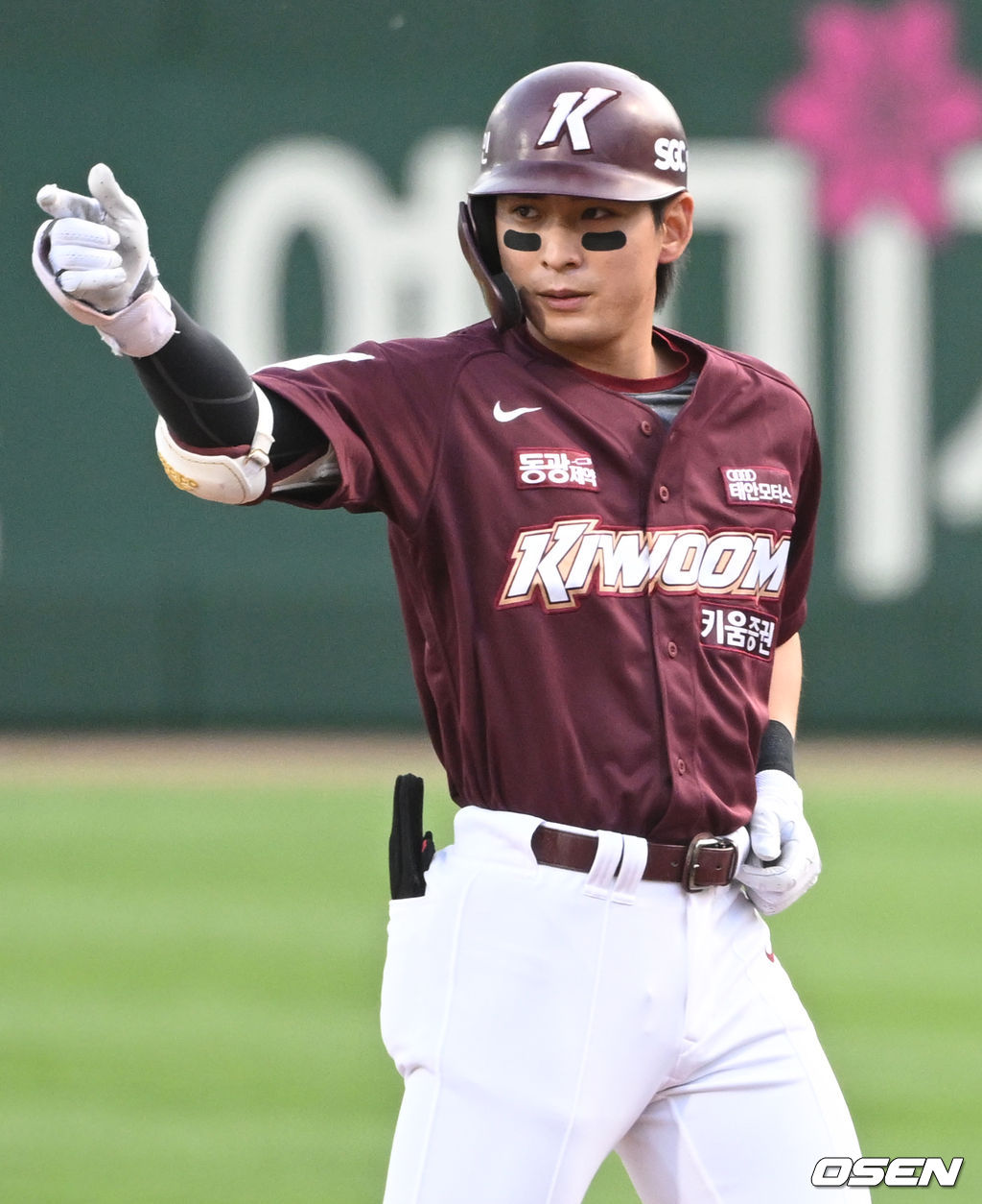 1회초 2사 키움 이정후가 안타를 날린 뒤 세레모니를 하고 있다. 2022.04.27 /ksl0919@osen.co.kr