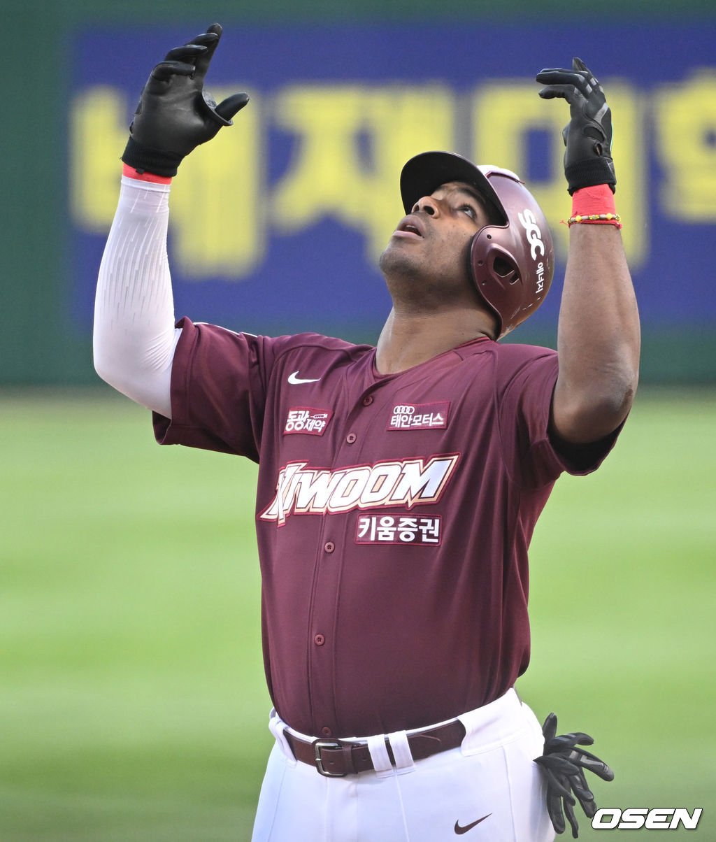 1회초 2사 1루 키움 푸이그가 안타를 날린 뒤 세레모니를 하고 있다. 2022.04.27 /ksl0919@osen.co.kr