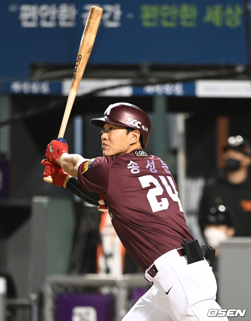 9회초 2사 1루 키움 송성문이 1타점 적시 2루타를 날리고 있다. 2022.04.27 /ksl0919@osen.co.kr