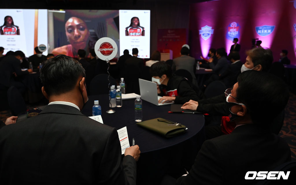 페퍼저축은행 김형실 감독을 비롯한 관계자들이 1순위로 지명한 니아 리드의 인터뷰를 지켜보고 있다. 2022.04.28 /cej@osen.co.kr