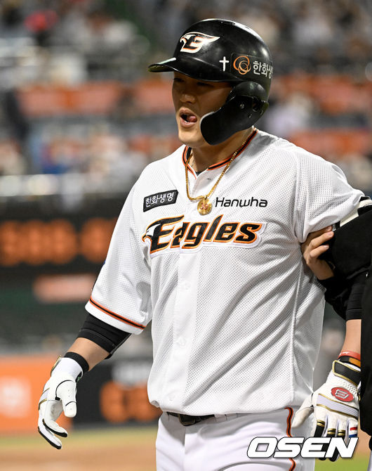 4회말 1사 1루 한화 장운호가 안타를 날린 뒤 진루하는 과정에서 허벅지 통증을 호소, 교체되고 있다. 2022.04.27 /ksl0919@osen.co.kr