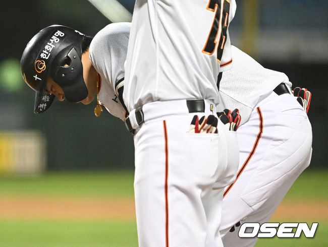 4회말 1사 1루 한화 장운호가 안타를 날린 뒤 진루하는 과정에서 허벅지 통증을 호소하고 있다. 2022.04.27 /ksl0919@osen.co.kr