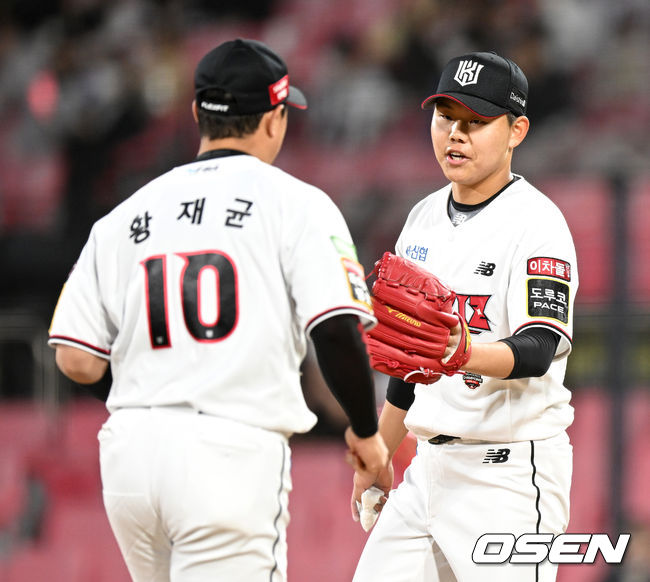 4회초 2사 주자없는 상황 KIA 김도영을 내야 땅볼로 이끈 KT 선발 소형준이 이닝을 마치고 더그아웃으로 향하며 좋은 수비를 펼친 3루수 황재균과 인사를 나누고 있다. 2022.04.27 / dreamer@osen.co.kr