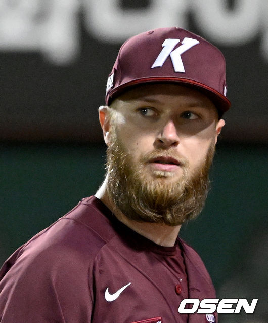 8회말 종료 후 키움 선발 요키시가 더그아웃으로 이동하고 있다. 2022.04.27 /ksl0919@osen.co.kr