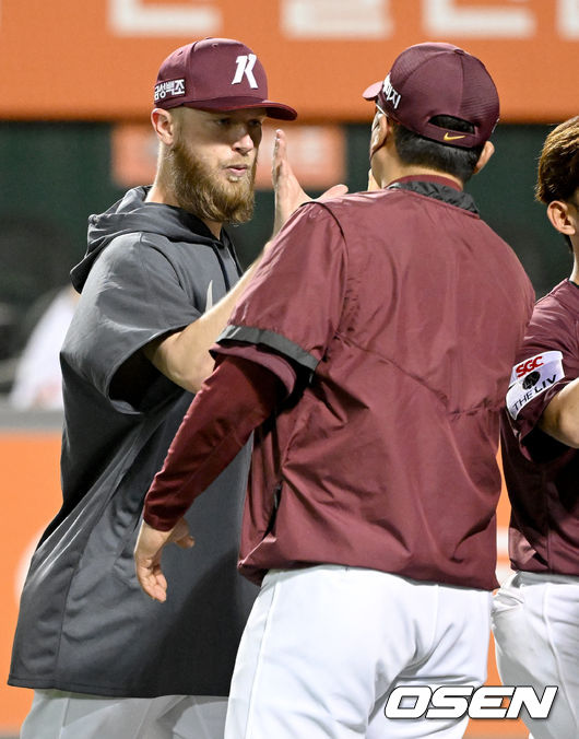 키움 요키시가 홍원기 감독과 하이파이브를 하고 있다. 2022.04.27 /OSEN DB