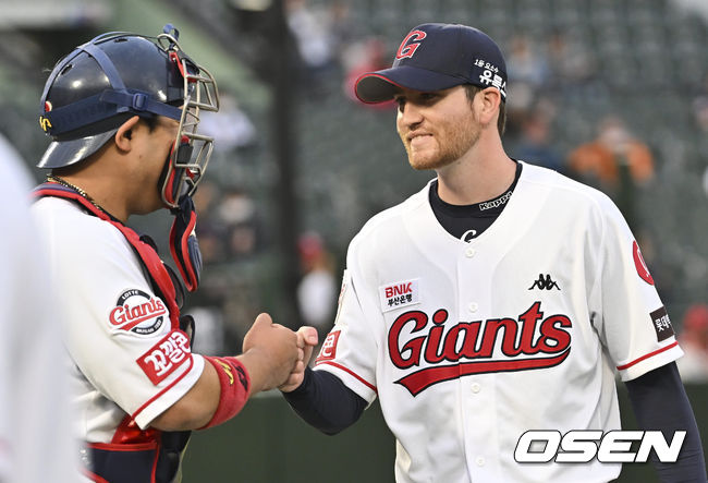 롯데 자이언츠 반즈가 2회초를 무실점으로 막고 지시완과 활짝 웃으며 하이파이브를 하고 있다. 2022.04.28 / foto0307@osen.co.kr