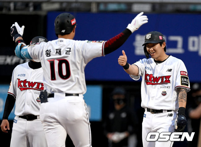 3회말 2사 1루 상황 KT 황재균이 선제 좌월 투런포를 날리고 홈을 밟으며 김민혁의 축하를 받고 있다. 이 홈런으로 황재균은 KBO리그 역대 23번째 2,800루타 기록 달성. 2022.04.28 / dreamer@osen.co.kr