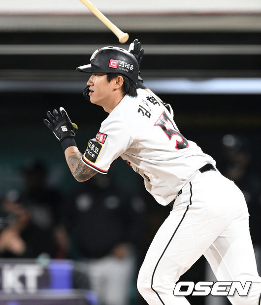 28일 오후 수원 KT위즈파크에서 ‘2022 신한은행 SOL KBO리그’ KT 위즈와 KIA 타이거즈의 경기가 열렸다.7회말 2사 2루 상황 KT 김민혁이 다시 앞서가는 1타점 중전 안타를 날리고 있다. 2022.04.28 / dreamer@osen.co.kr