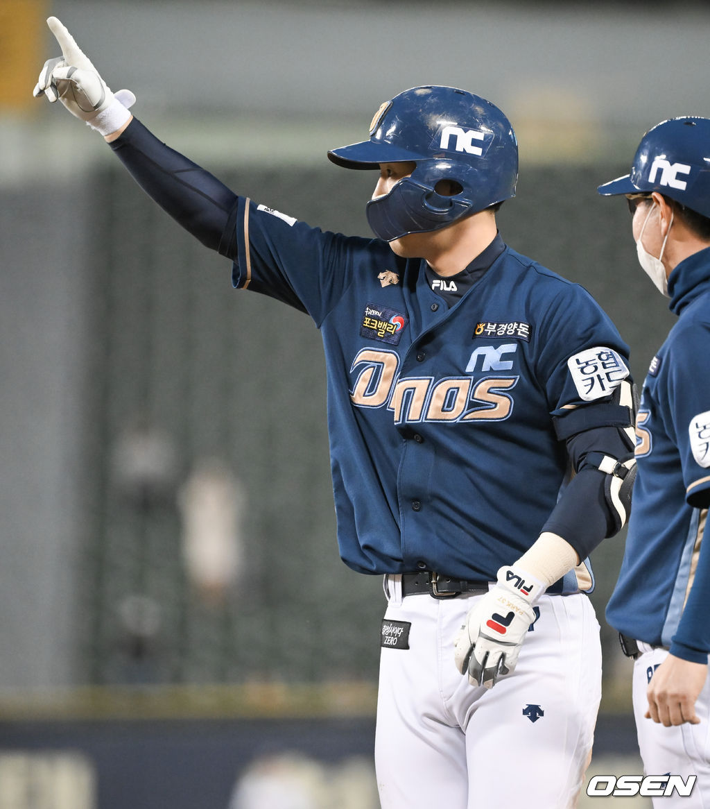 28일 오후 서울 잠실구장에서 ‘2022 신한은행 SOL KBO리그’  두산 베어스와 NC 다이노스의 경기가 진행됐다.3회초 무사 1루 NC 박건우가 안타를 날리고 세리머니를 하고 있다. 2022.04.28 / soul1014@osen.co.kr