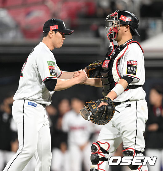 9회초 마운드에 올라 경기를 마무리지은 KT 마무리투수 김재윤과 포수 장성우가 인사를 나누고 있다. 2022.04.28 / dreamer@osen.co.kr