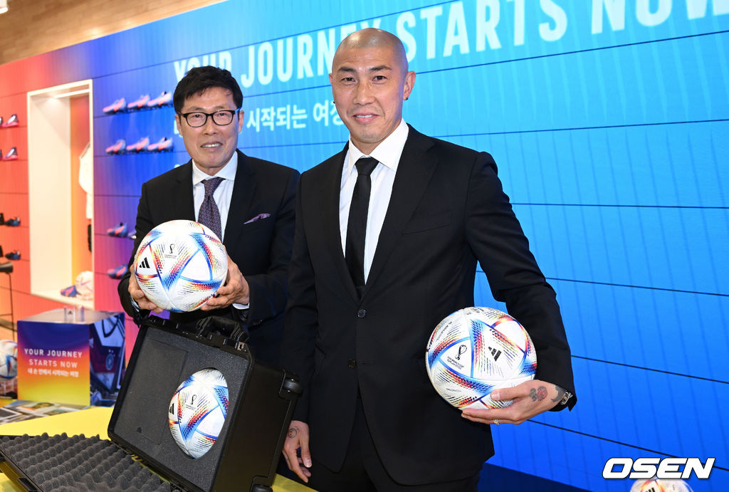 2022 카타르월드컵 공인구 ‘알 릴라’를 들고 포즈 취하는 차범근 팀 차붐 이사장과 차두리 FC 서울 유스강화실장. 2022.04.28 /sunday@osen.co.kr