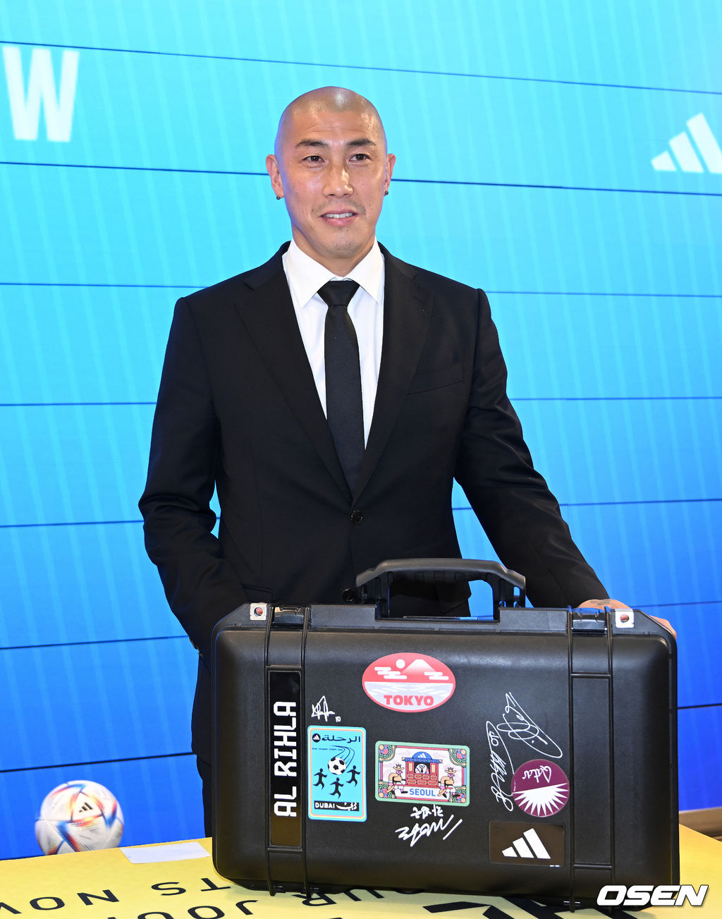 2022 카타르월드컵 공인구 ‘알 릴라'가 담긴 캐리어에 서울 스티커 부착한 차두리 FC 서울 유스강화실장. 2022.04.28 /sunday@osen.co.kr