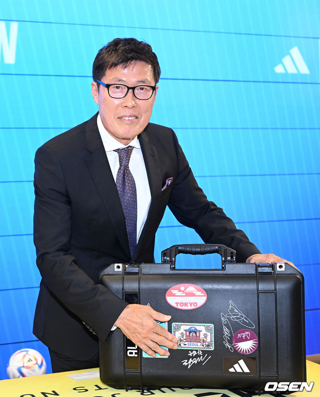 2022 카타르월드컵 공인구 ‘알 릴라’가 담긴 캐리어에 사인하는 차범근 팀 차붐 이사장. 2022.04.28 /sunday@osen.co.kr