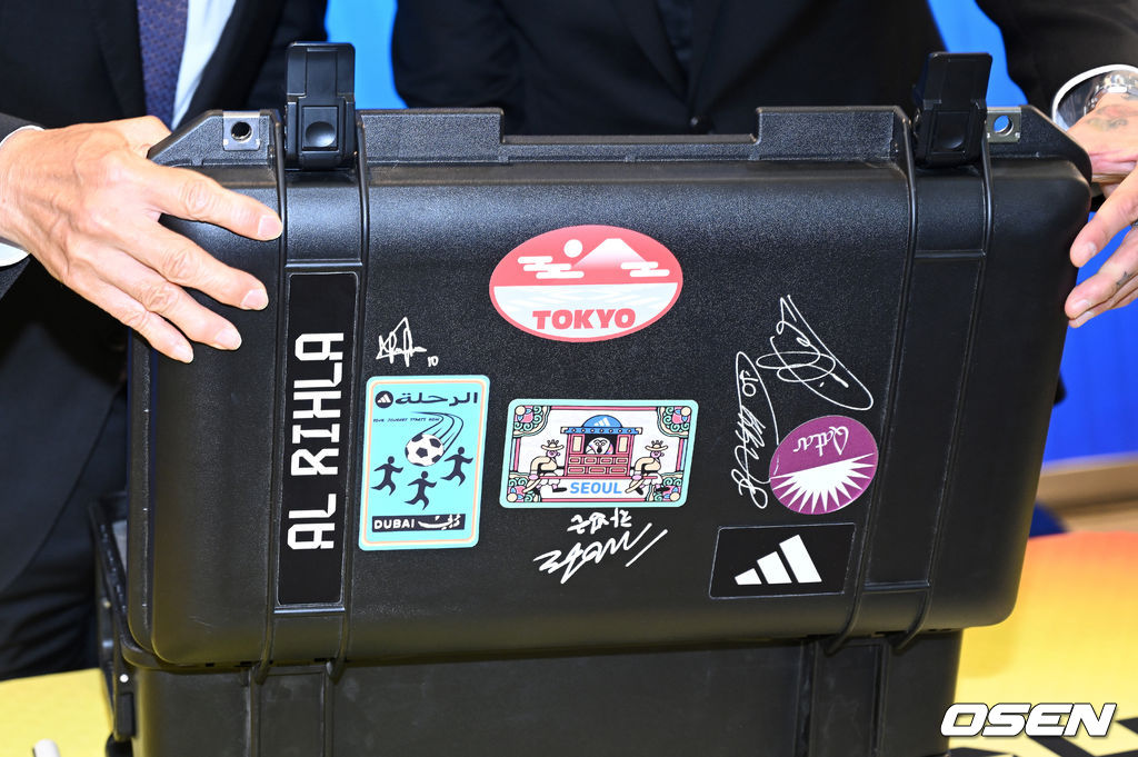 차범근 팀 차붐 이사장과 차두리 FC 서울 유스강화실장이 부착한 스티커와 사인이 새겨진 2022 카타르월드컵 공인구 ‘알 릴라’가 담긴 캐리어. 2022.04.28 /sunday@osen.co.kr