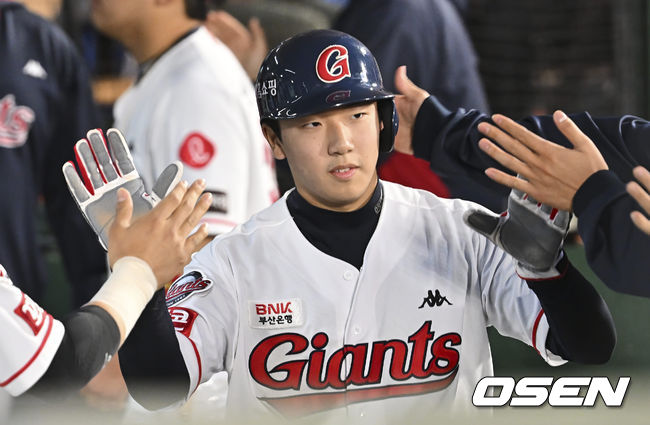 롯데 자이언츠 조세진이 3회말 정훈의 1타점 적시타 때 득점을 올리고 하이파이브를 하고 있다. 2022.04.28 / foto0307@osen.co.kr