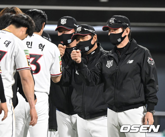경기를 마치고 KT 김민혁과 이강철 감독이 인사를 나누고 있다. 2022.04.28 / dreamer@osen.co.kr