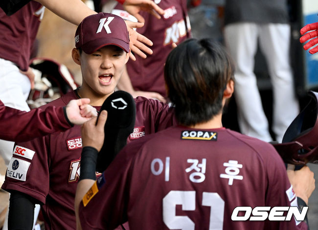 키움 박찬혁이 이정후와 기뻐하고 있다. 2022.04.27 /OSEN DB 