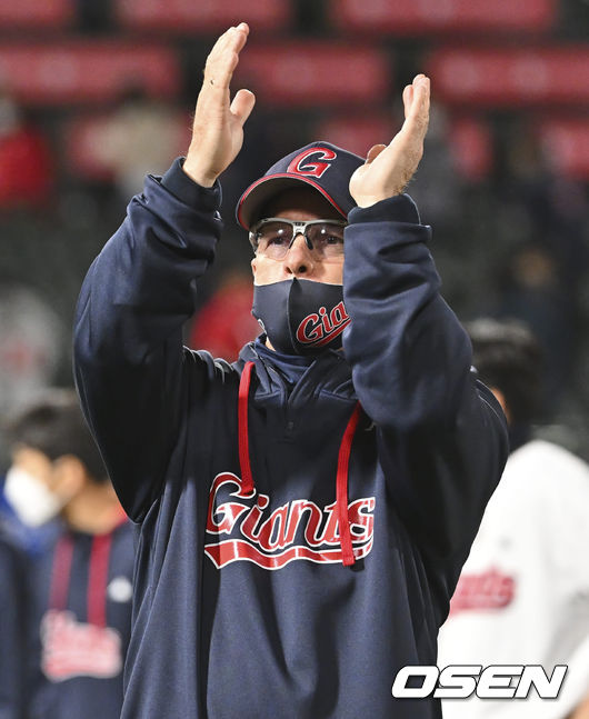 롯데 자이언츠 래리 서튼 감독이 SSG 랜더스에 4-1로 승리한 후 팬들에게 인사를 하고 있다. 2022.04.28 / foto0307@osen.co.kr