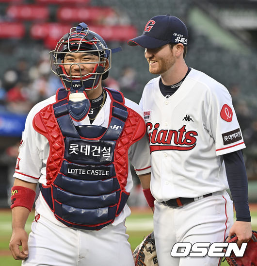 롯데 자이언츠 반즈가 2회초를 무실점으로 막고 지시완과 활짝 웃으며 더그아웃으로 들어오고 있다. 2022.04.28 / foto0307@osen.co.kr