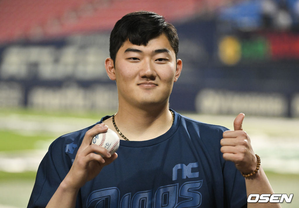 경기종료 후 데뷔 첫승 거둔 NC 김시훈이 기념구와 함께 포즈를 취하고 있다.  2022.04.28 / soul1014@osen.co.kr