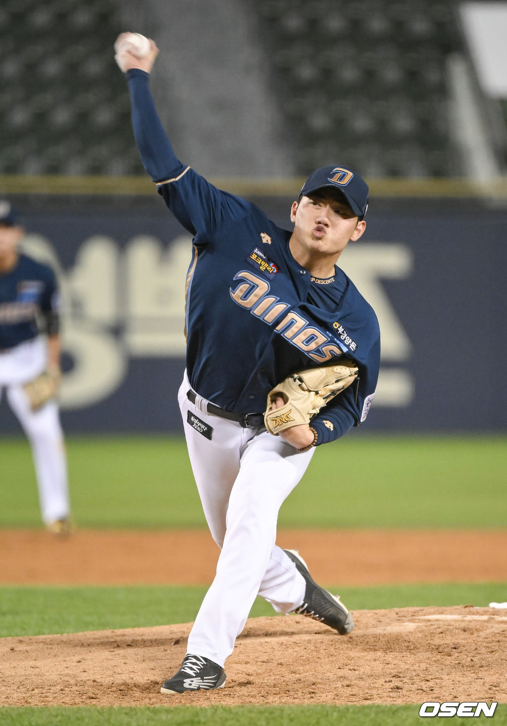 28일 오후 서울 잠실구장에서 ‘2022 신한은행 SOL KBO리그’  두산 베어스와 NC 다이노스의 경기가 진행됐다.4회말 NC 선발투수 김시훈이 역투하고 있다. 2022.04.28 / soul1014@osen.co.kr