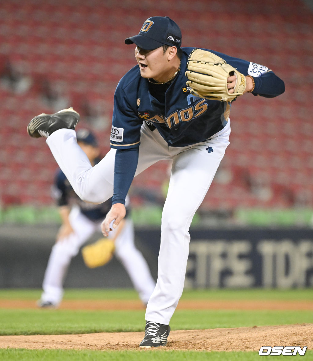 28일 오후 서울 잠실구장에서 ‘2022 신한은행 SOL KBO리그’  두산 베어스와 NC 다이노스의 경기가 진행됐다.5회말 NC 선발투수 김시훈이 역투하고 있다. 2022.04.28 / soul1014@osen.co.kr
