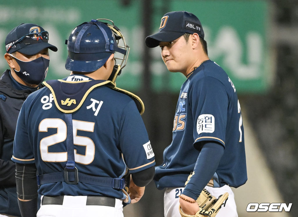 28일 오후 서울 잠실구장에서 ‘2022 신한은행 SOL KBO리그’  두산 베어스와 NC 다이노스의 경기가 진행됐다.5회말 NC 양의지 포수가 마운드에 올라 김시훈 선발투수와 이야기를 나누고 있다. 2022.04.28 / soul1014@osen.co.kr