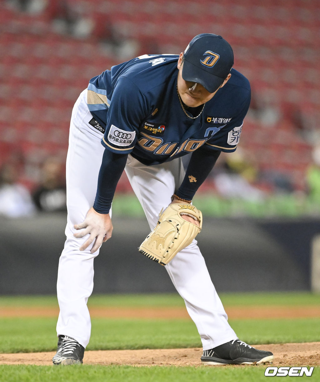 28일 오후 서울 잠실구장에서 ‘2022 신한은행 SOL KBO리그’  두산 베어스와 NC 다이노스의 경기가 진행됐다.5회말 2사 1루 두산 페르난데스에게 볼넷을 허용한 NC 김시훈 선발투수가 아쉬워하고 있다.  2022.04.28 / soul1014@osen.co.kr