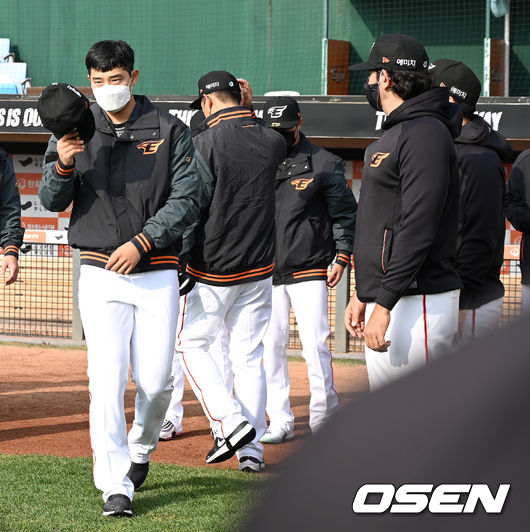 한화 문동주가 수베로 감독과 인사를 하고 있다.  2021.11.05 /OSEN DB