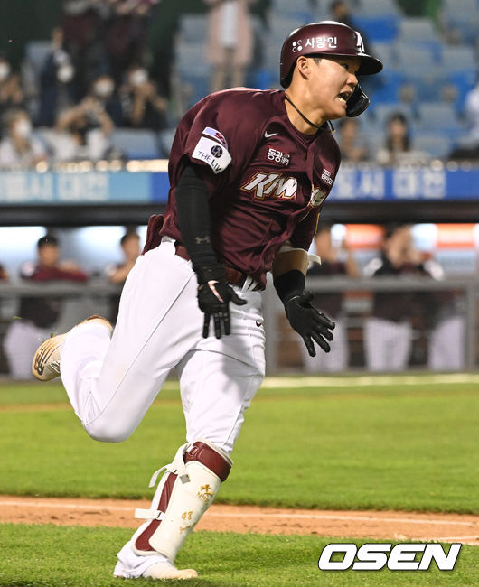 키움 박찬혁이 1타점 적시타를 날린 뒤 진루하고 있다. 2022.04.26 /OSEN DB
