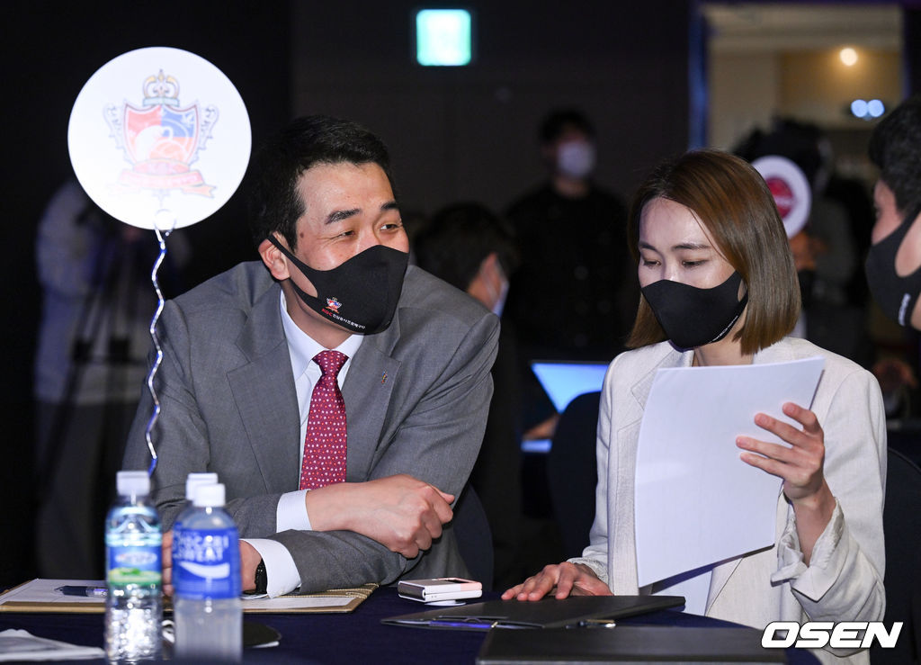 드래프트에 앞서 KGC인삼공사 고희진 감독과 명 세터 출신 이숙자 코치가 대화를 나누고 있다. 2022.04.28 /cej@osen.co.kr