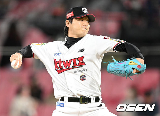 28일 오후 수원 KT위즈파크에서 ‘2022 신한은행 SOL KBO리그’ KT 위즈와 KIA 타이거즈의 경기가 열렸다.8회초 1사 만루 상황 마운드에 오른 KT 투수 박시영이 힘차게 공을 뿌리고 있다. 2022.04.28 / dreamer@osen.co.kr