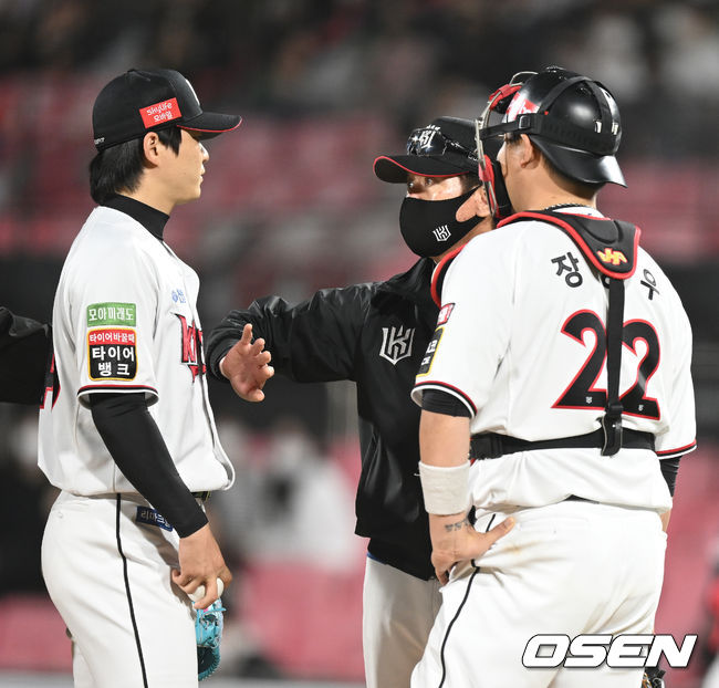 28일 오후 수원 KT위즈파크에서 ‘2022 신한은행 SOL KBO리그’ KT 위즈와 KIA 타이거즈의 경기가 열렸다.8회초 2사 만루 상황 KT 이강철 감독이 마운드를 방문해 투수 박시영-포수 장성우를 다독이고 있다. 2022.04.28 / dreamer@osen.co.kr