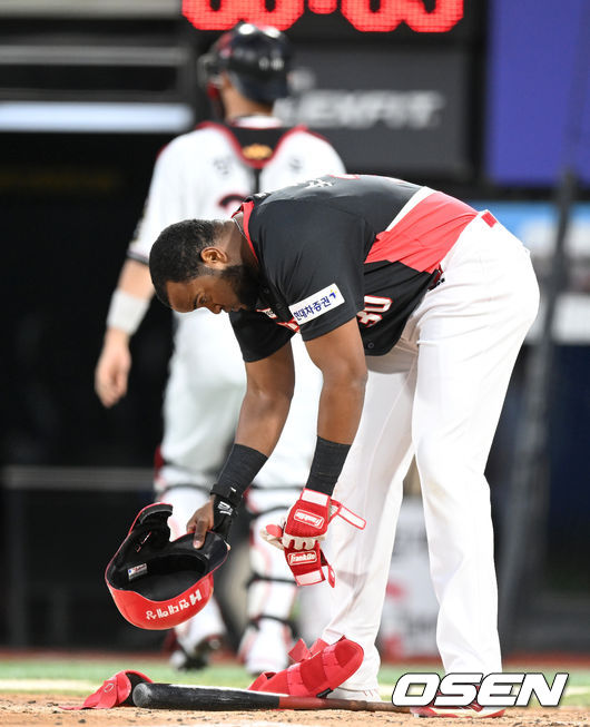 27일 오후 수원 KT위즈파크에서 ‘2022 신한은행 SOL KBO리그’ KT 위즈와 KIA 타이거즈의 경기가 열렸다.3회초 2사 만루 상황 KIA 소크라테스가 삼진으로 물러난 뒤 장비를 벗고 있다. 2022.04.27 / dreamer@osen.co.kr