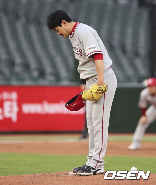 SSG 랜더스 노경은이 롯데 팬들에게 인사를 하고 있다. 2022.04.28 / foto0307@osen.co.kr