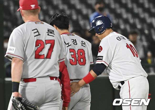 SSG 랜더스 노경은이 3회말 지시완의 직선 타구를 잡고 손에 통증을 호소하자 롯데 자이언츠 이대호가 위로하고 있다. 2022.04.28 / foto0307@osen.co.kr