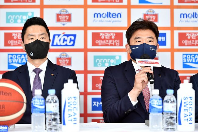 [사진] 왼쪽부터 전희철 감독과 김승기 감독 / KBL 제공.