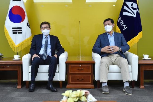 KBO 허구연 총재는 박형준 부산광역시 시장의 초청으로 28일 부산을 방문했고, 사직야구장 재건축에 대해 논의했다.  / KBO 제공