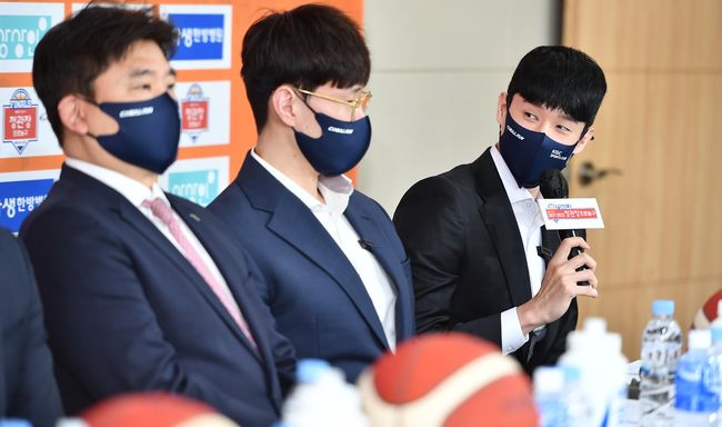 [사진] 오세근(중간)과 전성현(오른쪽) / KBL 제공.