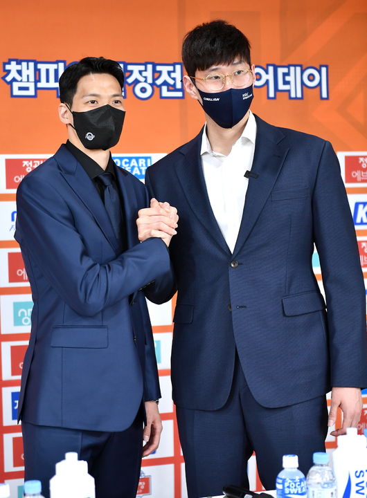[사진] 김선형(왼쪽)과 오세근 / KBL 제공.