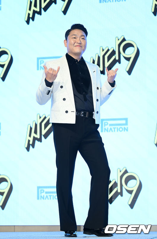 29일 오후 서울 영등포구 페어몬트 앰배서더 서울에서 싸이(PSY) 정규 9집 '싸다9' 음감회가 열렸다.가수 싸이가 포토타임을 하고 있다. 2022.04.29 /sunday@osen.co.kr
